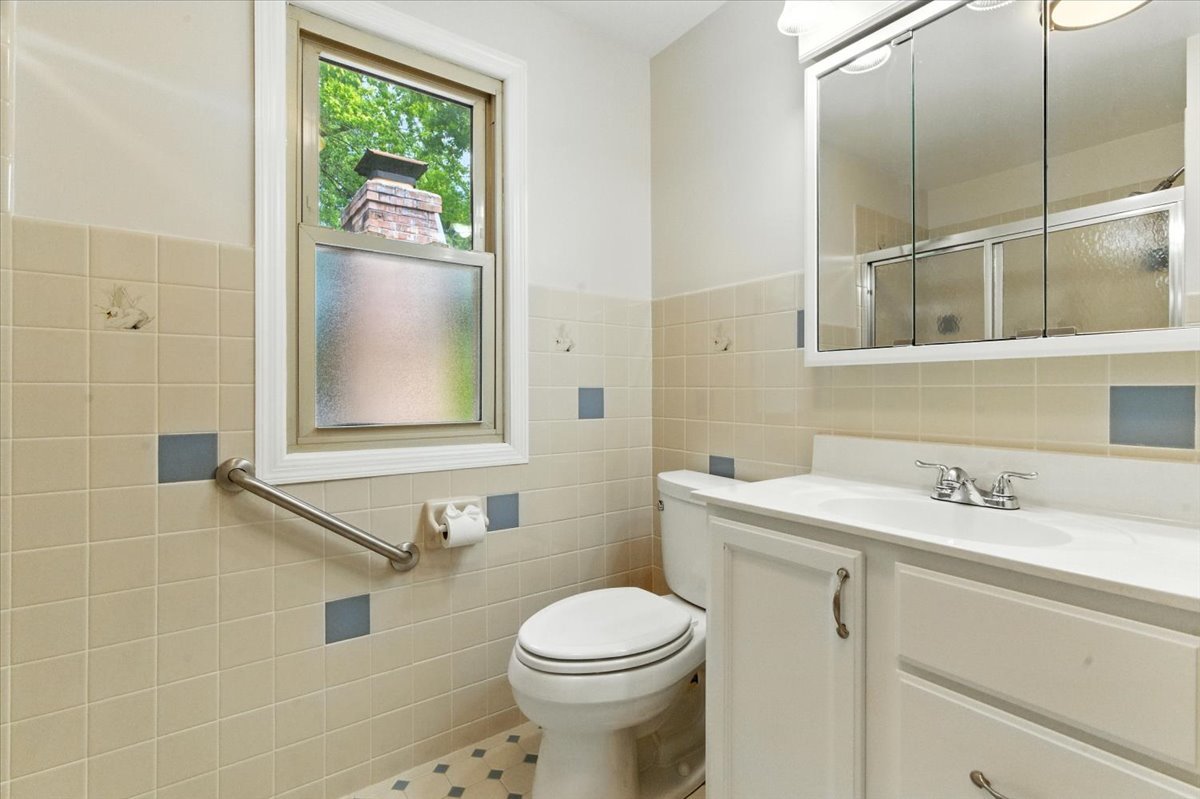 1051 Glenwood Avenue, Waukegan, IL 60085