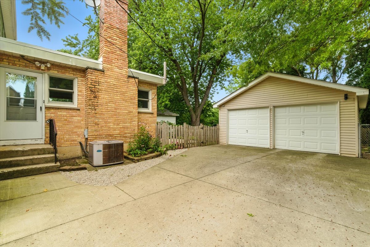 1051 Glenwood Avenue, Waukegan, IL 60085