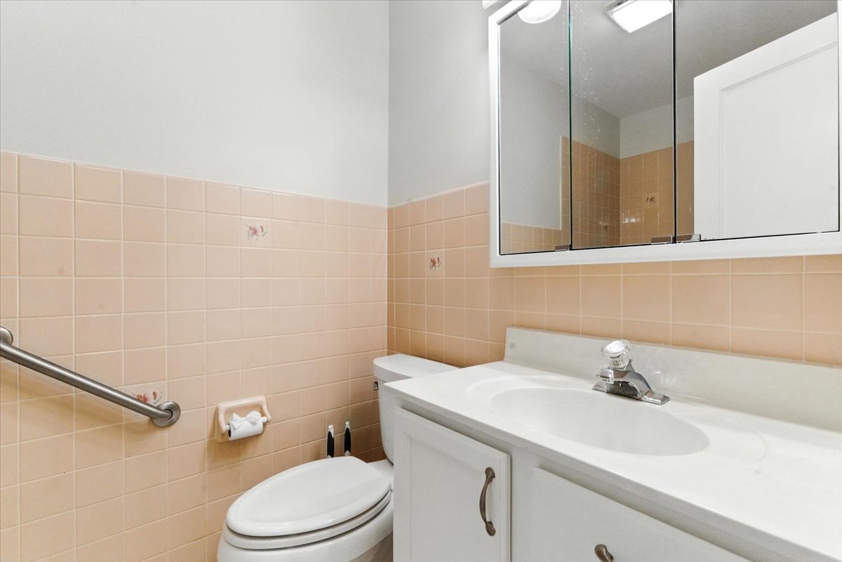 1051 Glenwood Avenue, Waukegan, IL 60085