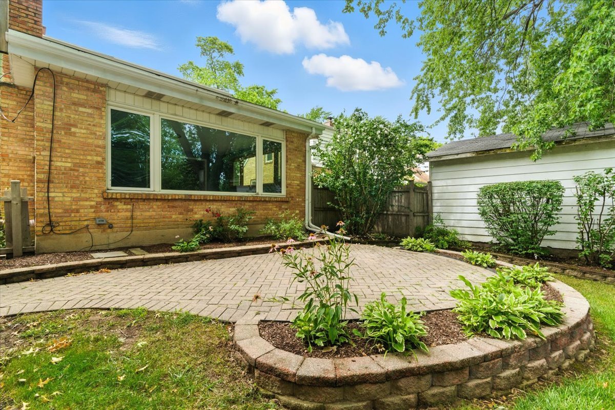1051 Glenwood Avenue, Waukegan, IL 60085