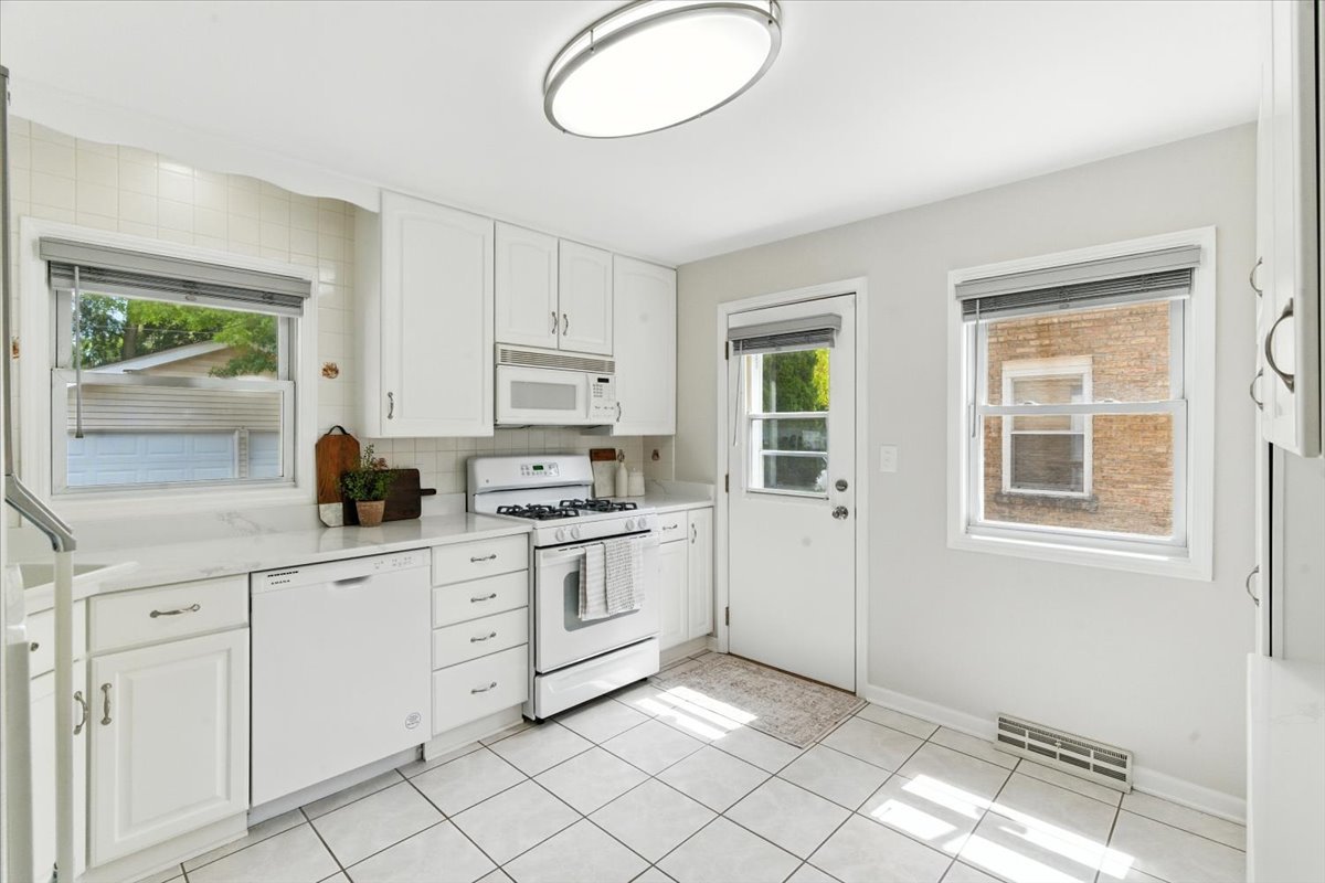1051 Glenwood Avenue, Waukegan, IL 60085