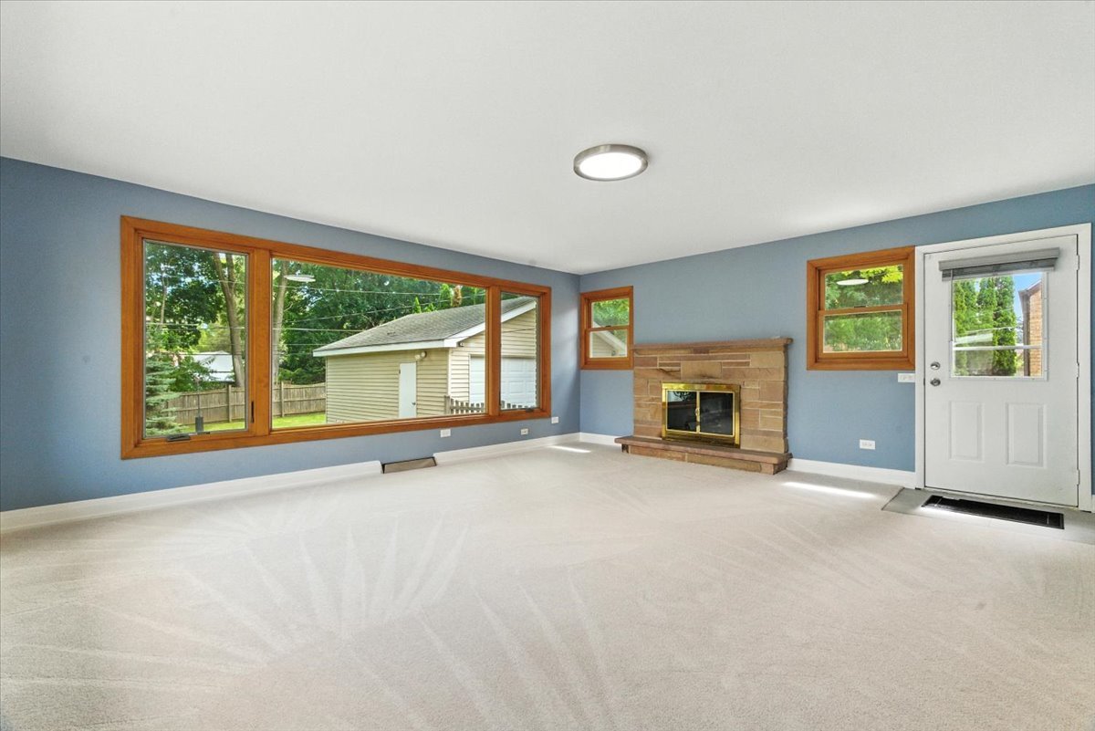 1051 Glenwood Avenue, Waukegan, IL 60085