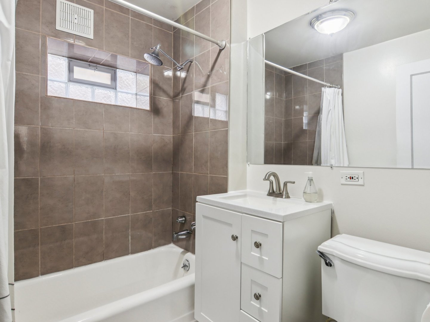 6141 N Artesian Avenue, Chicago, IL 60659