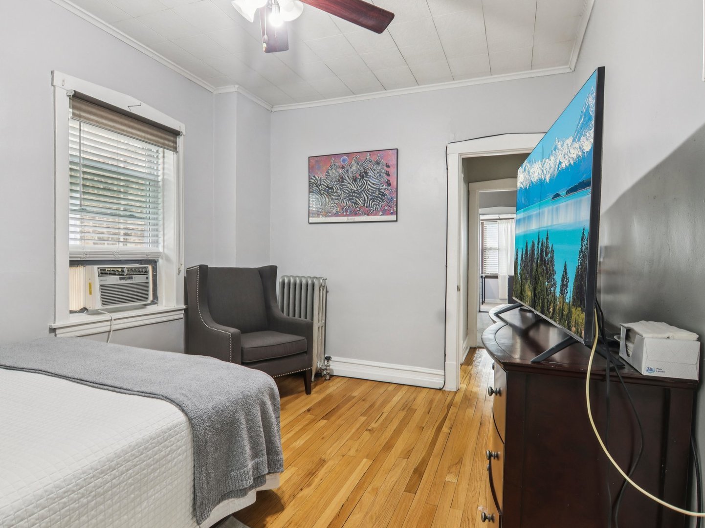 6141 N Artesian Avenue, Chicago, IL 60659