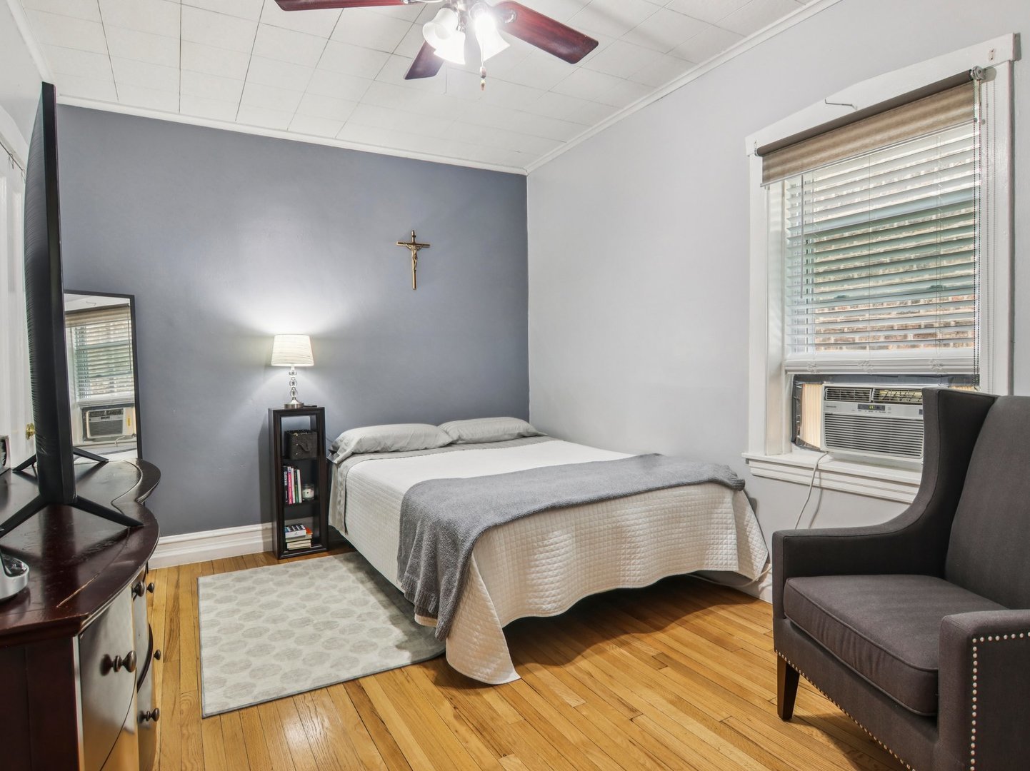 6141 N Artesian Avenue, Chicago, IL 60659