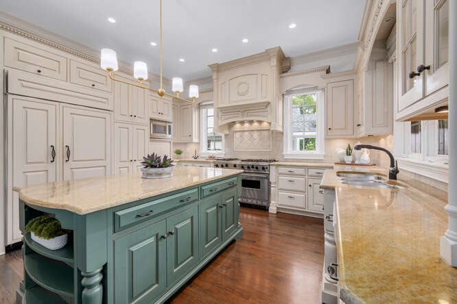 210 W Hickory Street, Hinsdale, IL 60521