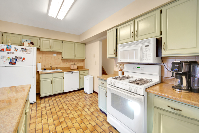 136 N School Street, Addison, IL 60101