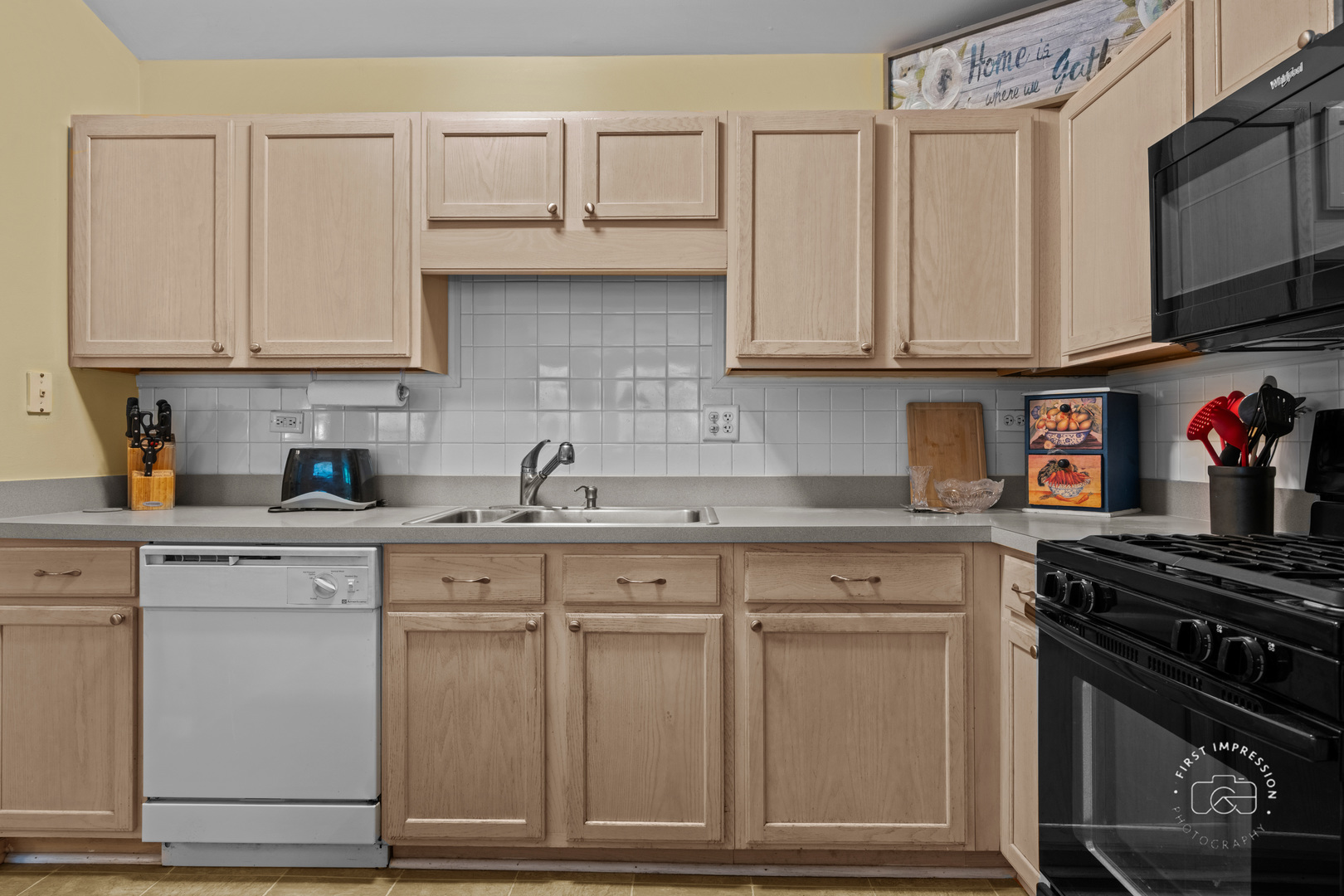 1202 Fox Hill Lane, North Aurora, IL 60542