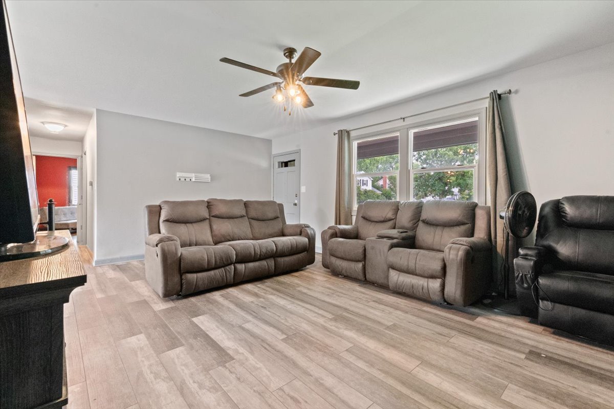 1011 Aspen Drive, Buffalo Grove, IL 60089