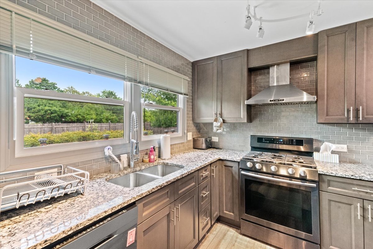1011 Aspen Drive, Buffalo Grove, IL 60089