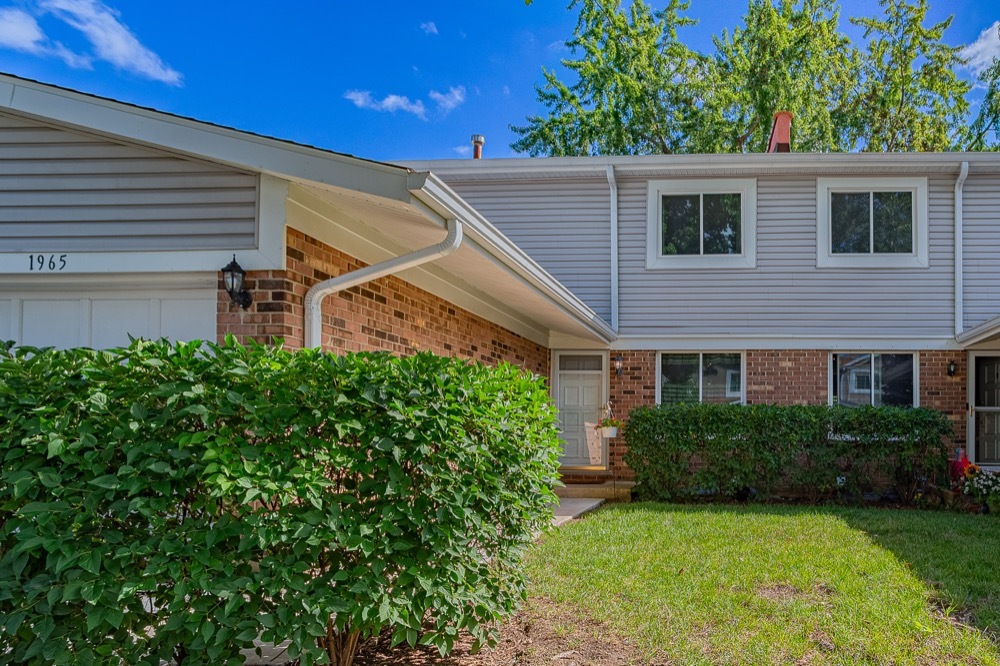 1965 N Jamestown Drive, Palatine, IL 60074