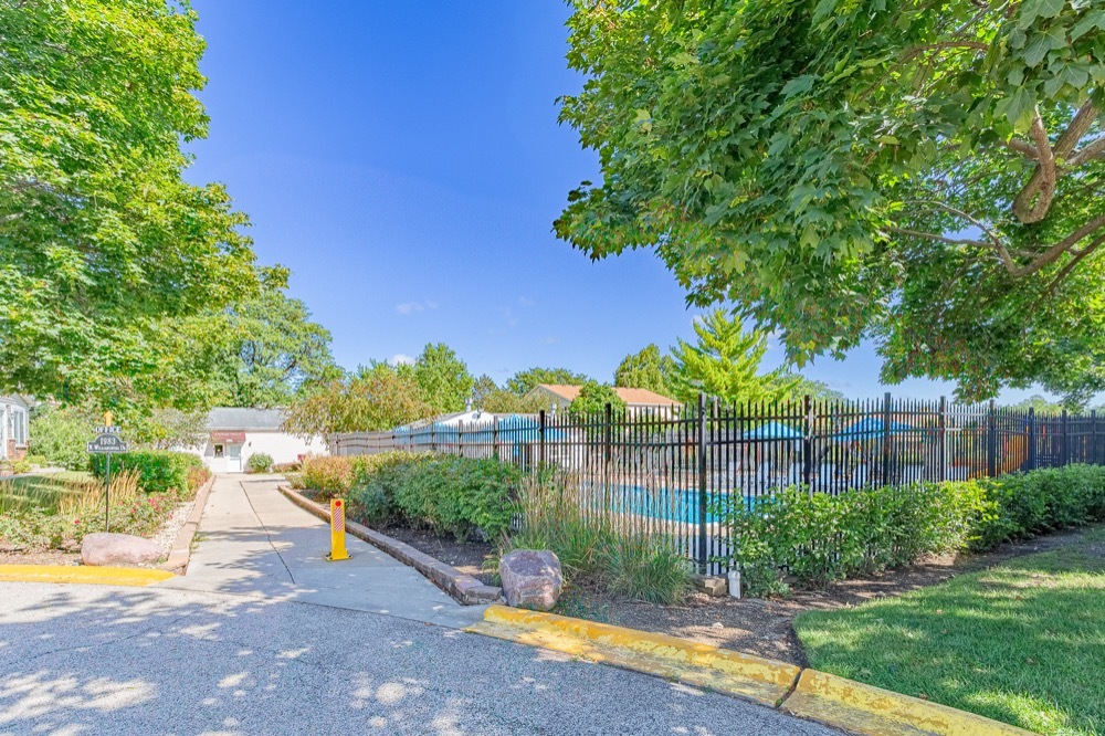 1965 N Jamestown Drive, Palatine, IL 60074