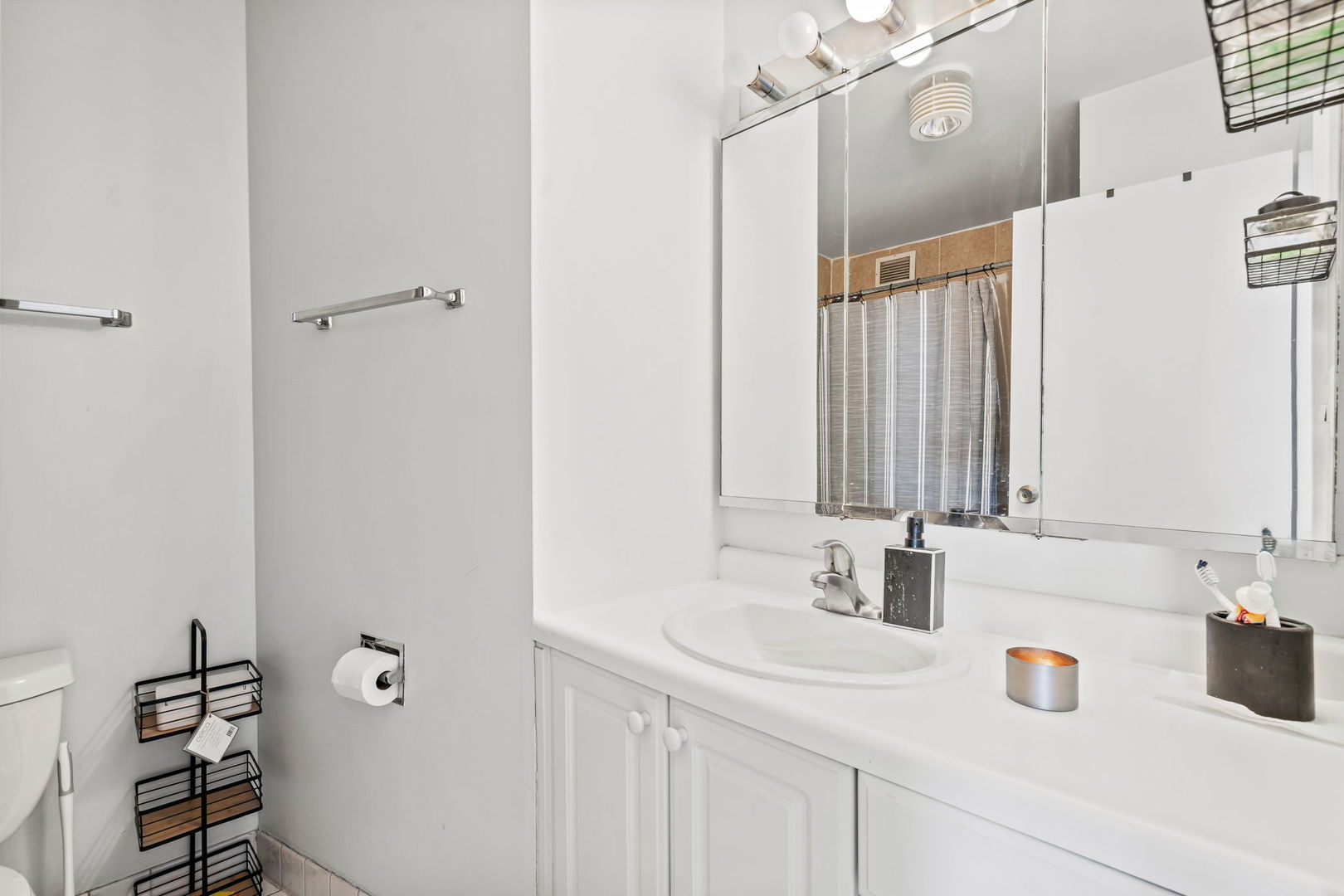 3930 N Pine Grove Avenue #2010, Chicago, IL 60613