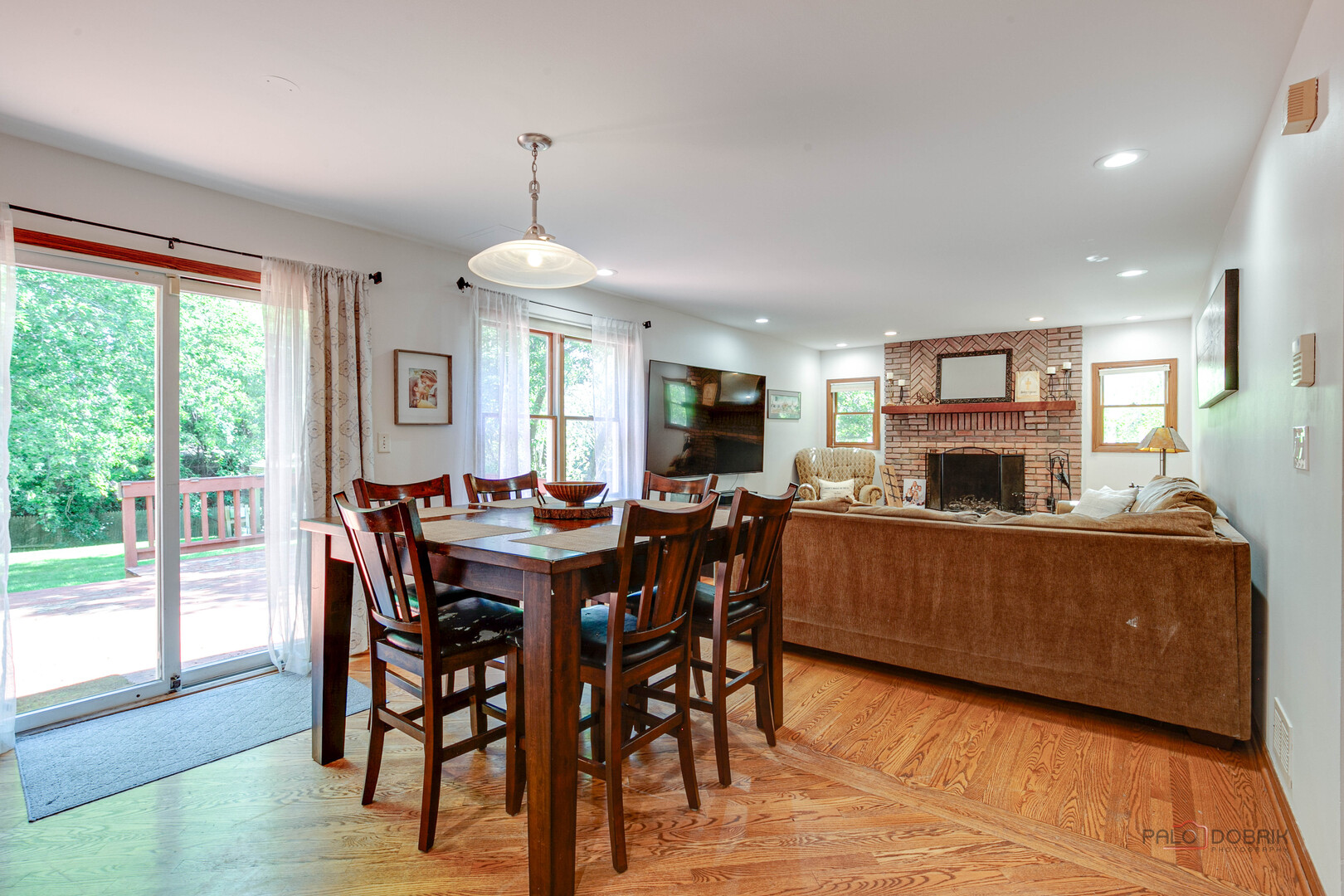 1708 Park Crest Court, Libertyville, IL 60048