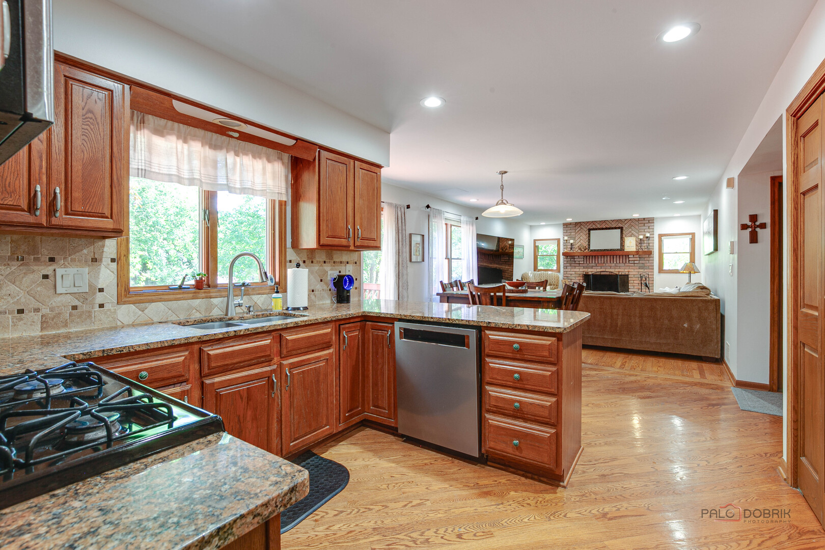 1708 Park Crest Court, Libertyville, IL 60048