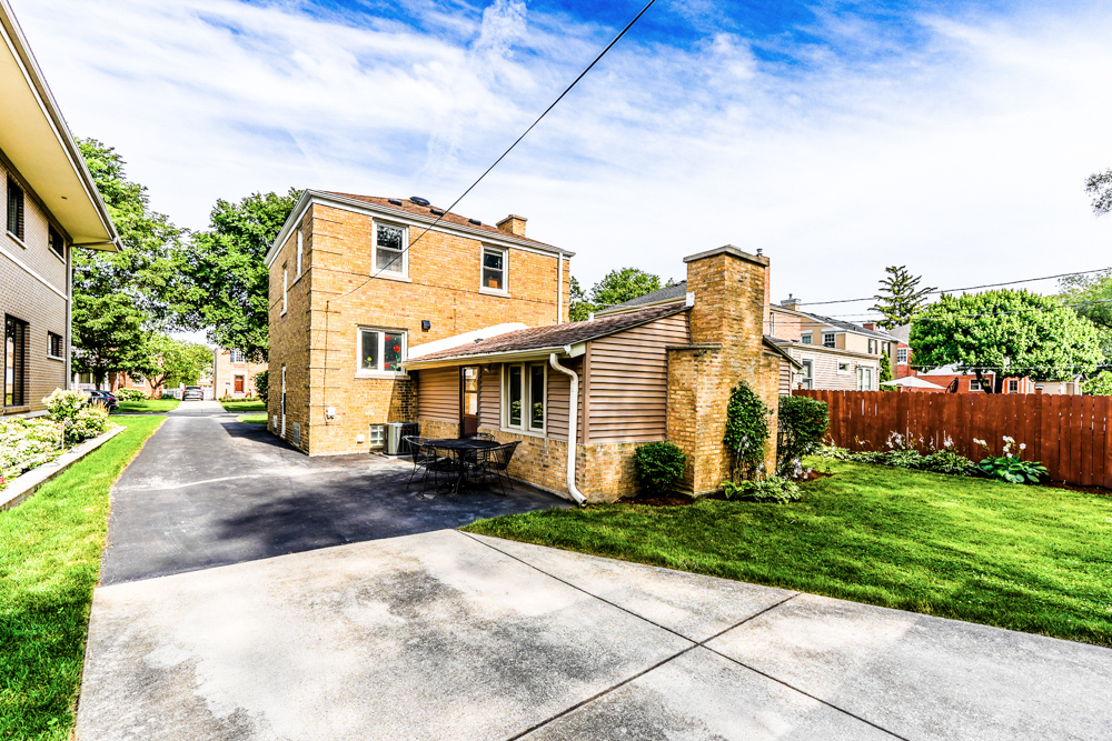616 S 10th Avenue, La Grange, IL 60525
