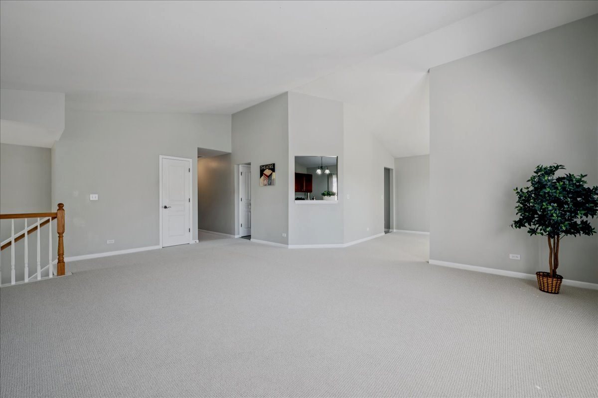 182 W CHATHAM Lane #182, Round Lake, IL 60073