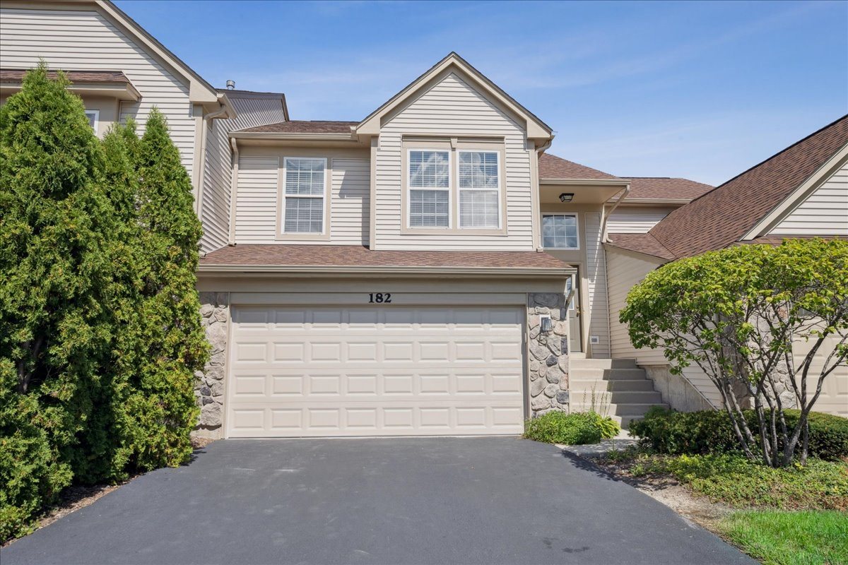 182 W CHATHAM Lane #182, Round Lake, IL 60073