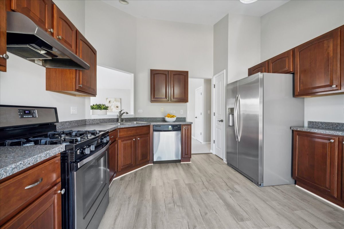182 W CHATHAM Lane #182, Round Lake, IL 60073