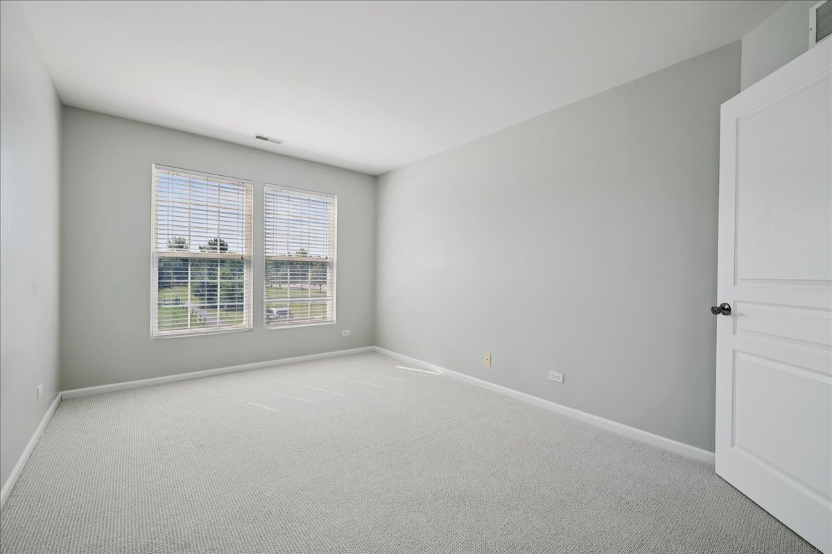 182 W CHATHAM Lane #182, Round Lake, IL 60073