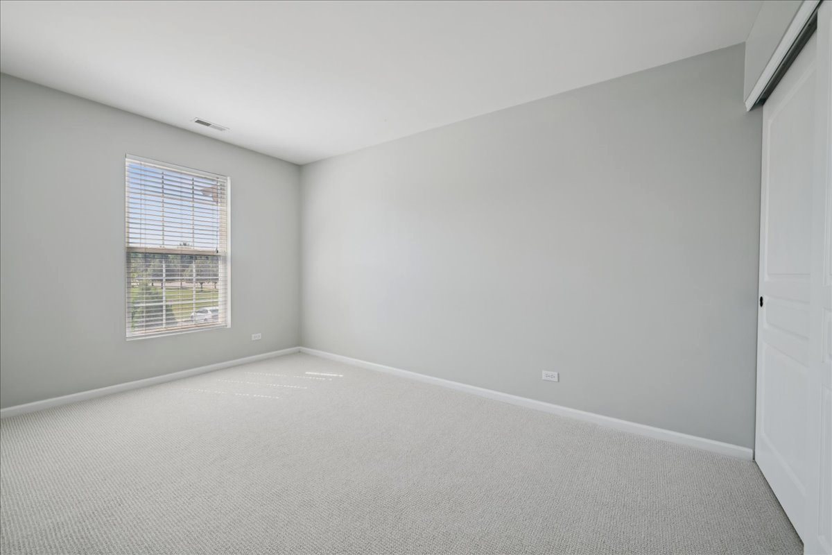 182 W CHATHAM Lane #182, Round Lake, IL 60073
