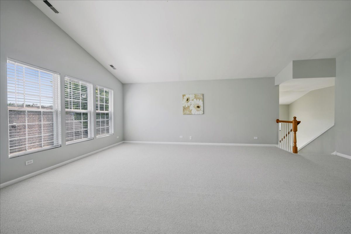 182 W CHATHAM Lane #182, Round Lake, IL 60073