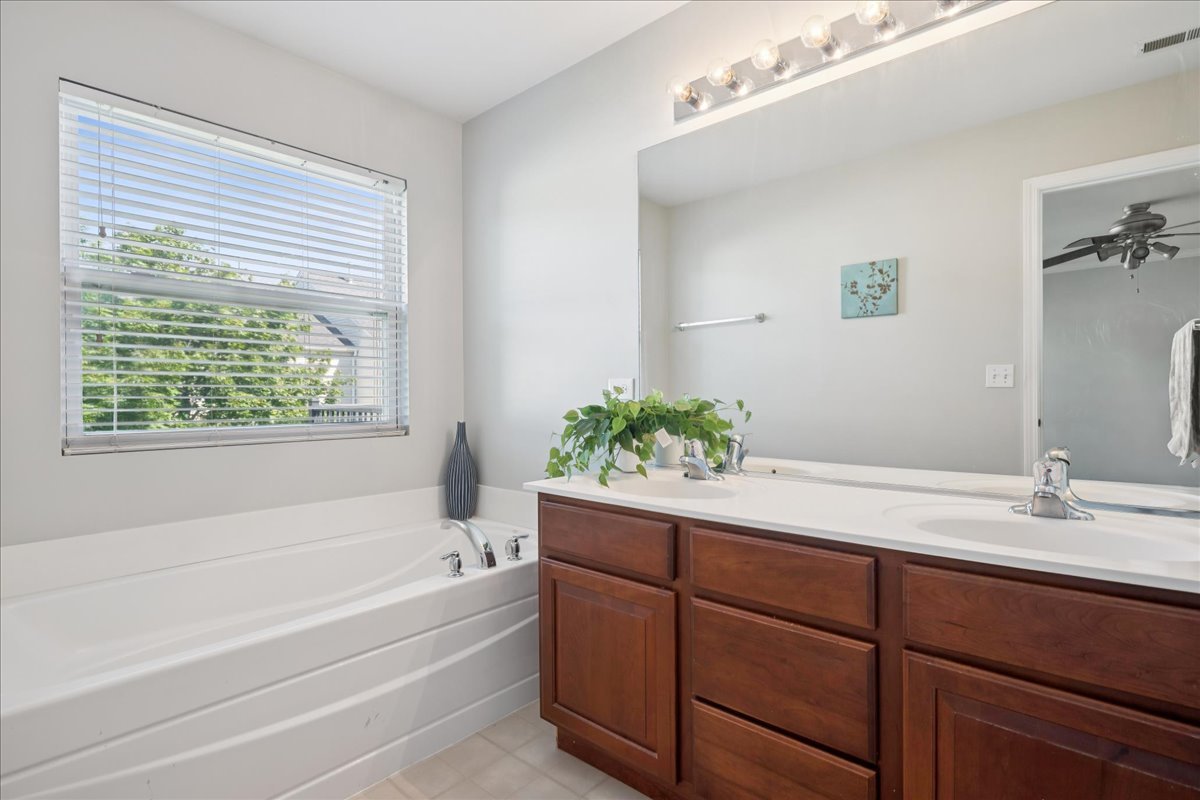 182 W CHATHAM Lane #182, Round Lake, IL 60073