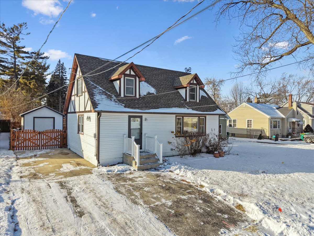 38 Lippincott Road, Fox Lake, IL 60020