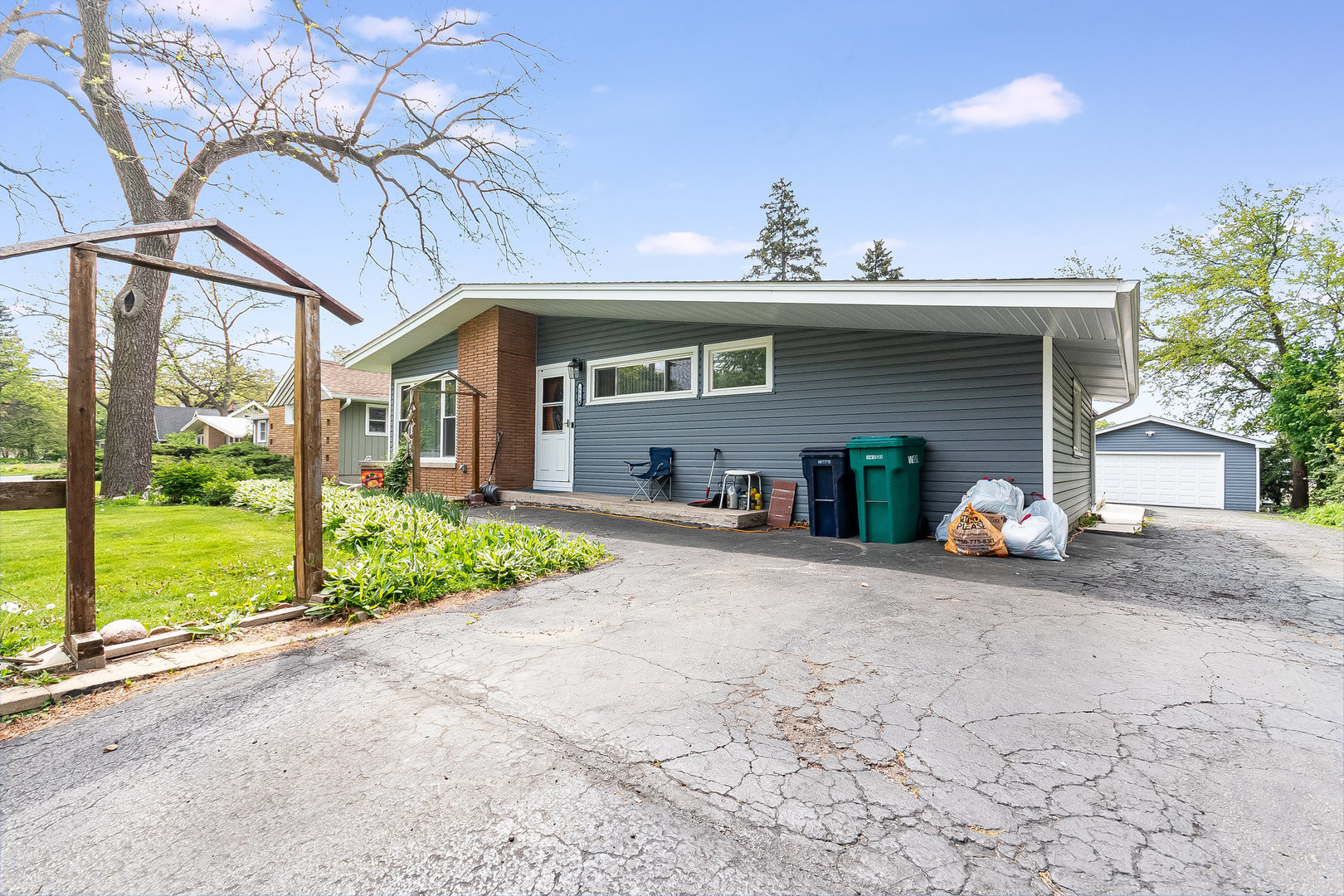 555 W Saint Charles Road, Lombard, IL 60148