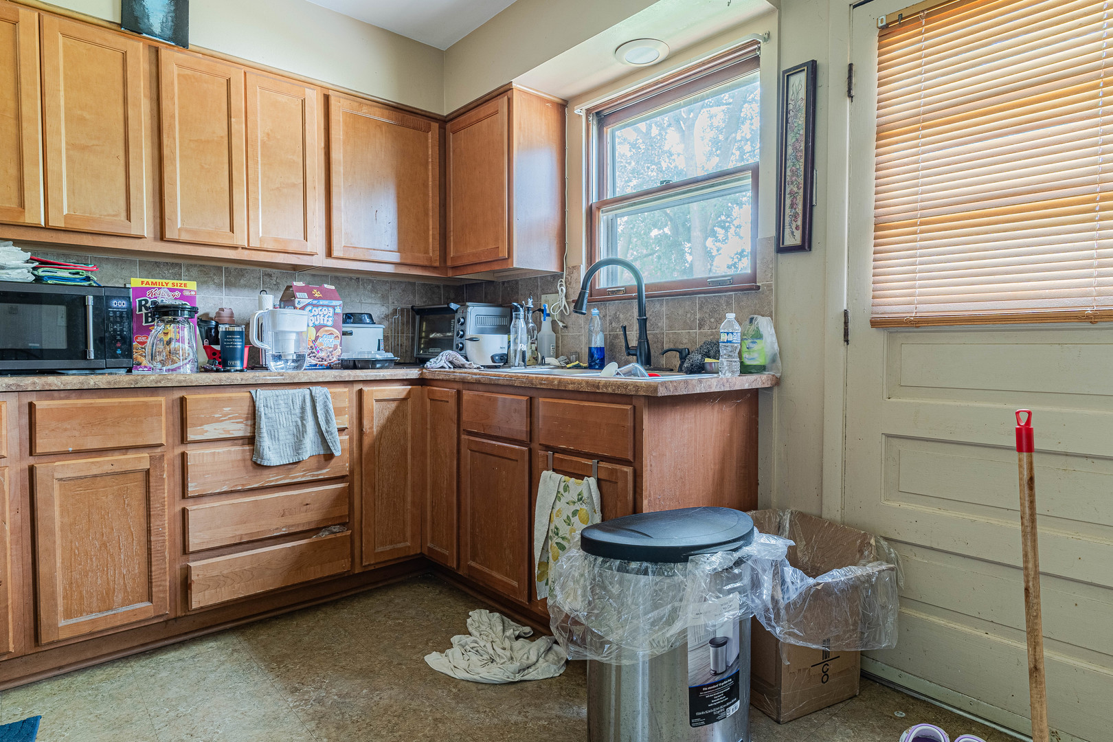 1048 Belle Plaine Avenue, Gurnee, IL 60031