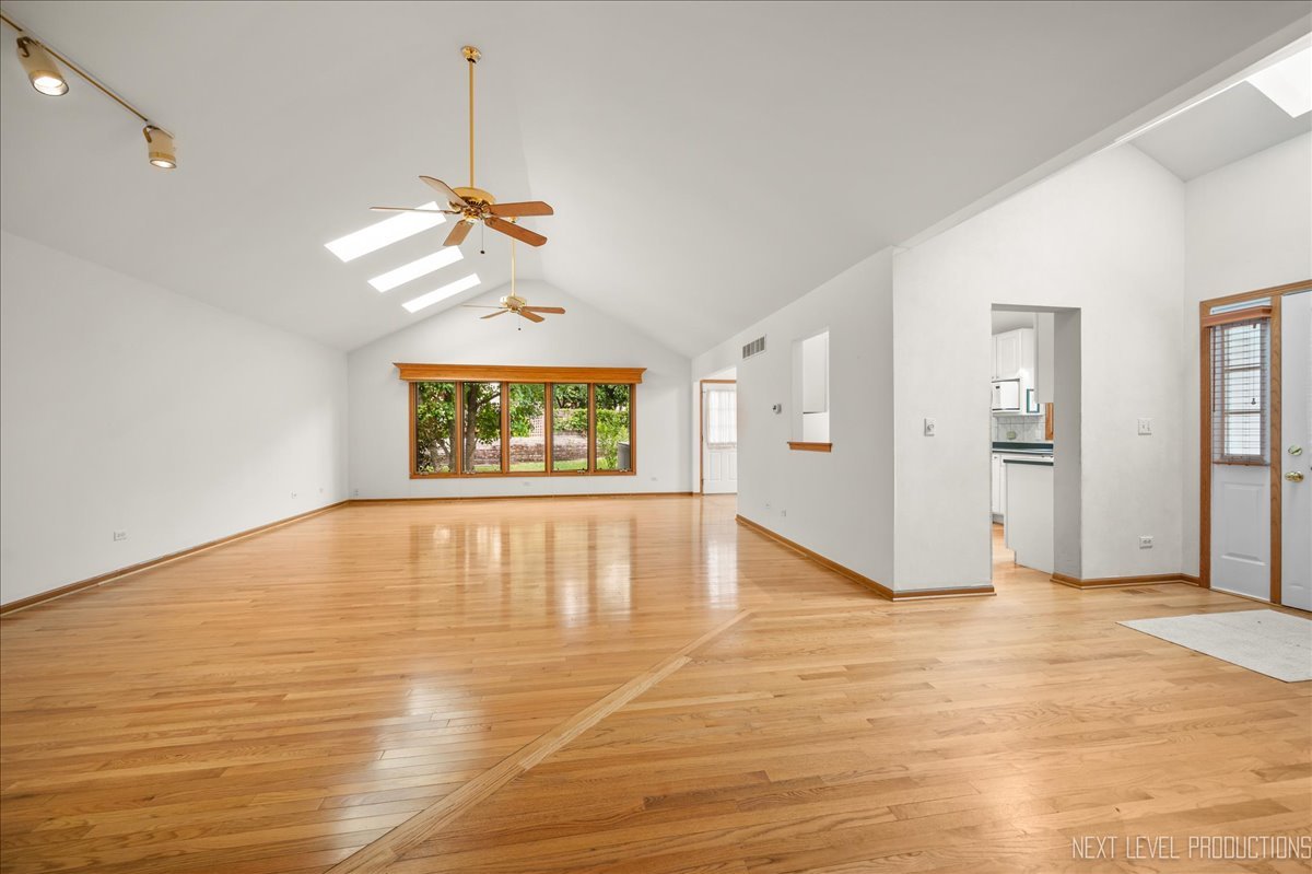 805 Thornwood Drive, St. Charles, IL 60174