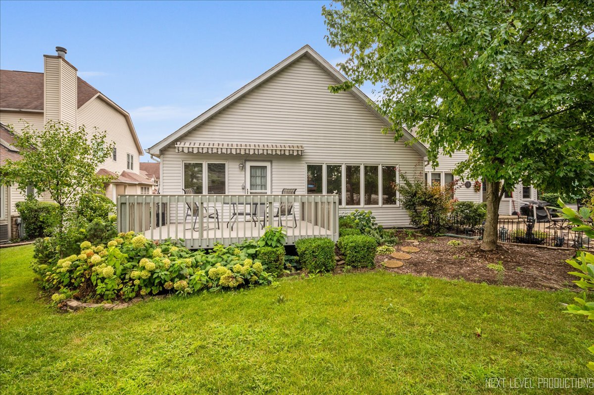 805 Thornwood Drive, St. Charles, IL 60174