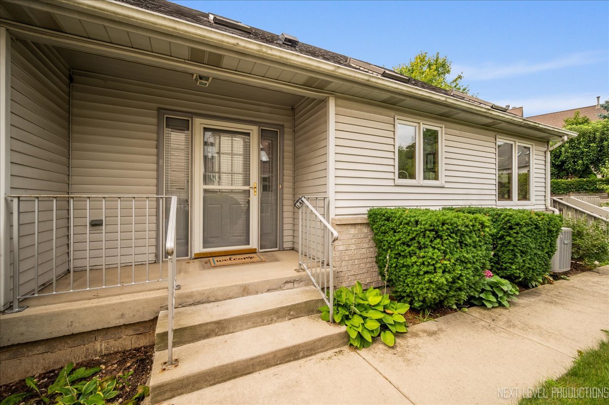 805 Thornwood Drive, St. Charles, IL 60174