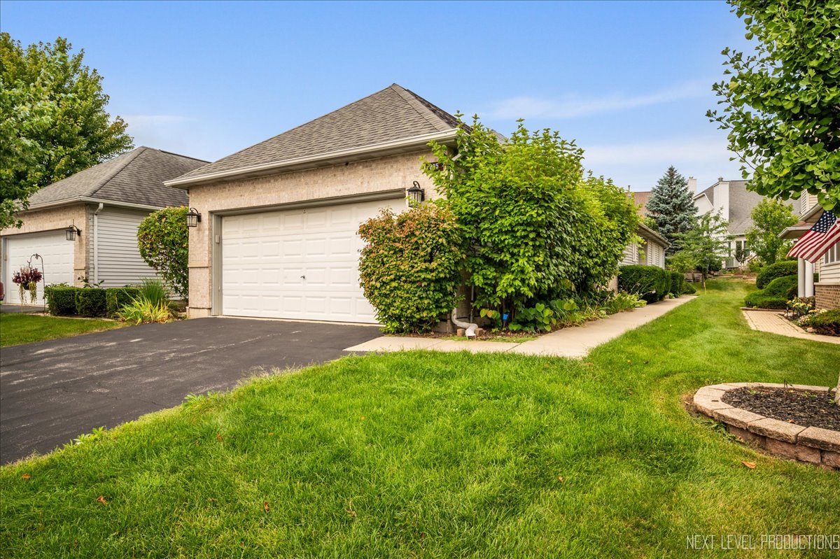 805 Thornwood Drive, St. Charles, IL 60174
