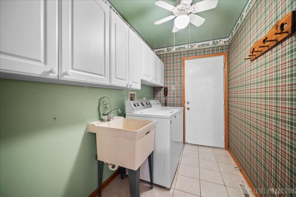 805 Thornwood Drive, St. Charles, IL 60174