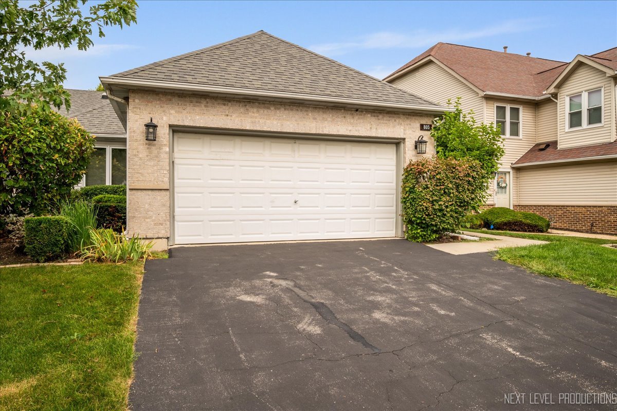 805 Thornwood Drive, St. Charles, IL 60174