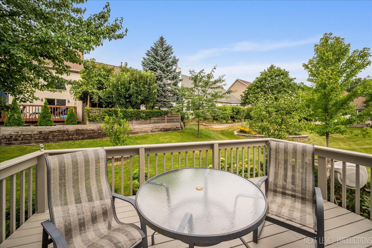 805 Thornwood Drive, St. Charles, IL 60174