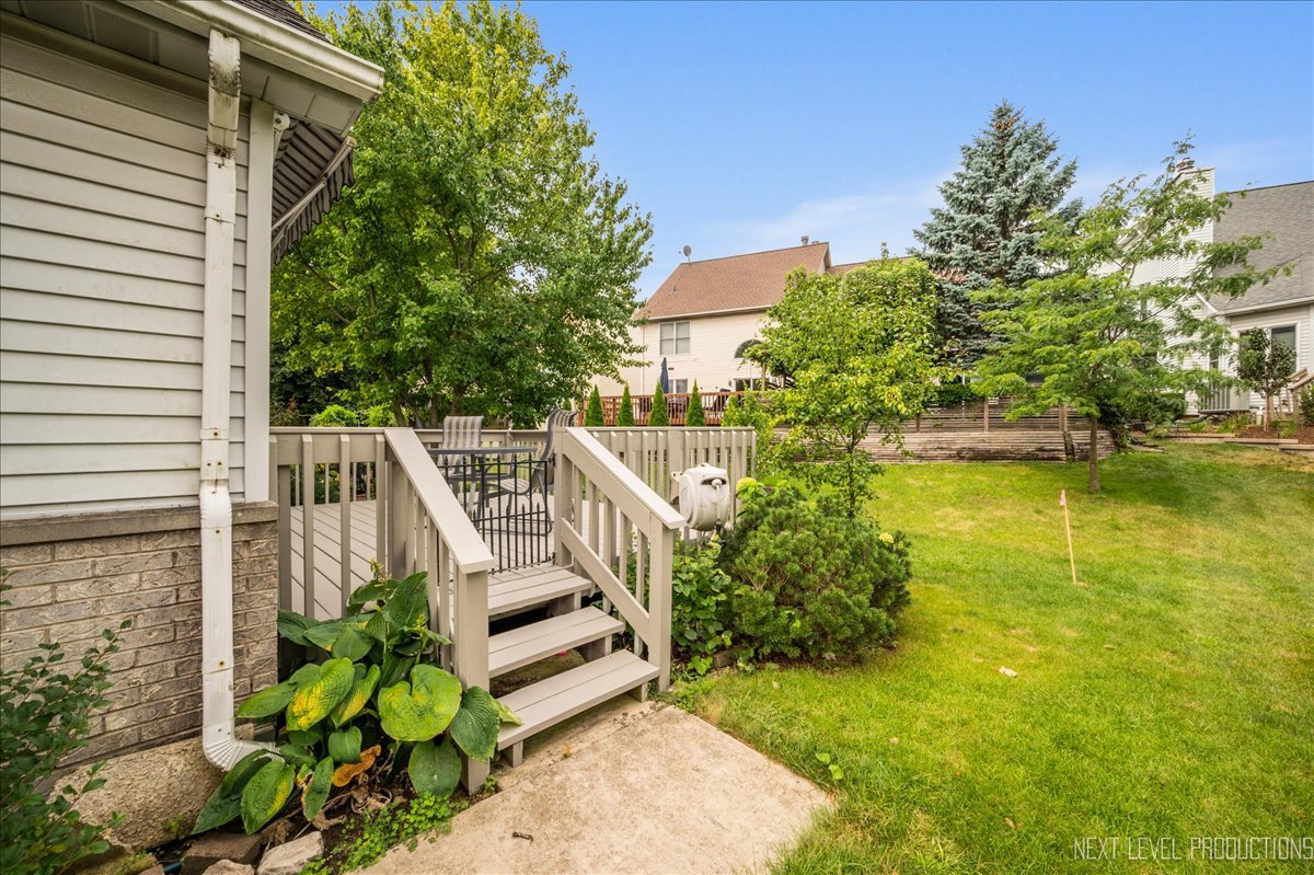 805 Thornwood Drive, St. Charles, IL 60174
