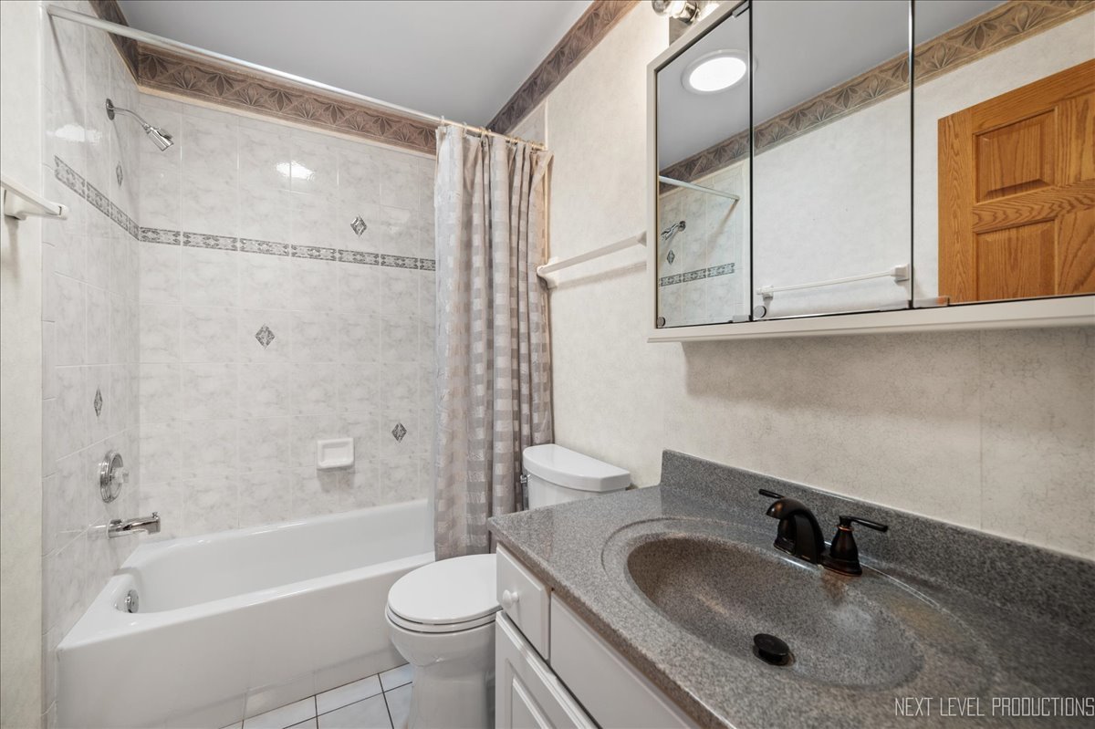 805 Thornwood Drive, St. Charles, IL 60174
