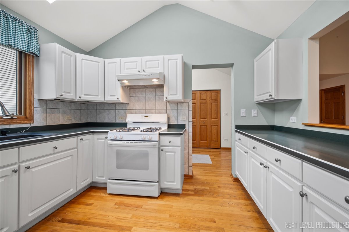 805 Thornwood Drive, St. Charles, IL 60174