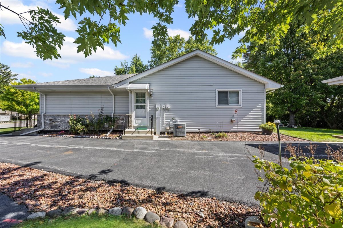 15311 Creekside Drive, Oak Forest, IL 60452