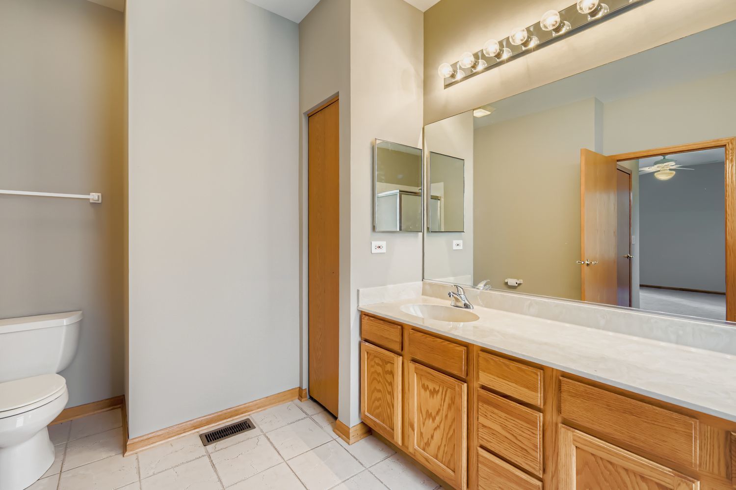 21208 Montclare Lake Drive, Crest Hill, IL 60403