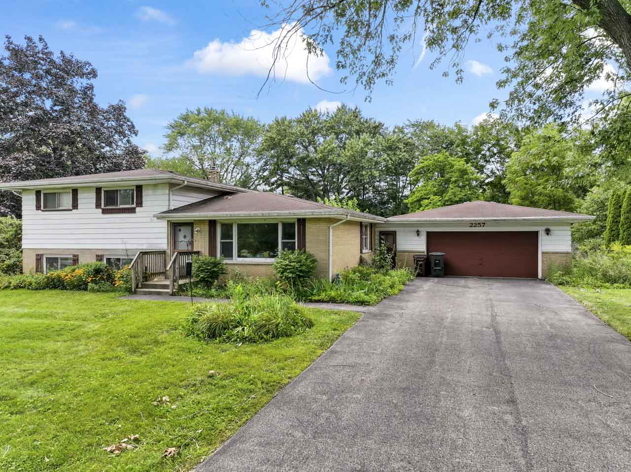 2257 Shannondale Drive, Green Oaks, IL 60048