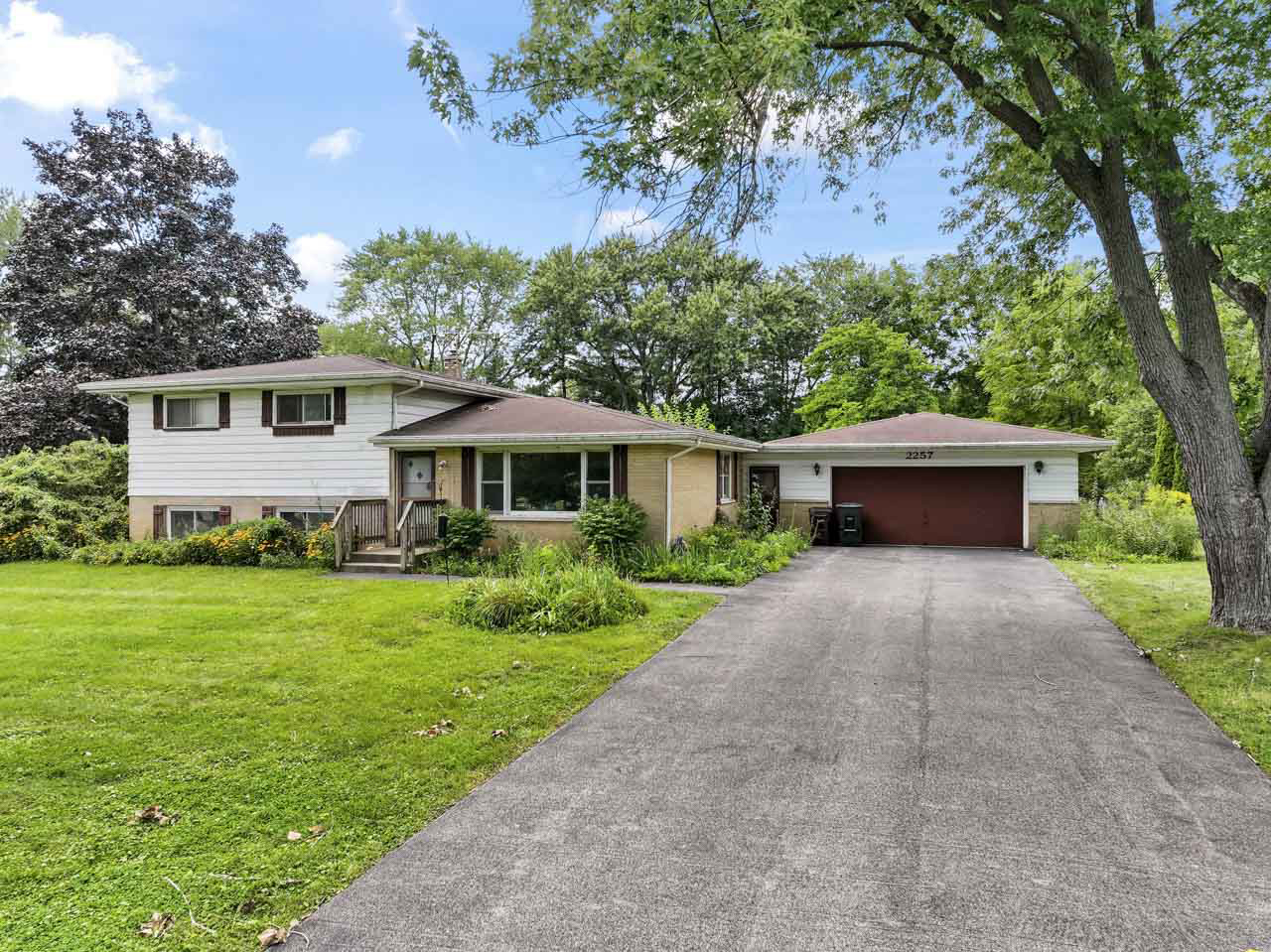 2257 Shannondale Drive, Green Oaks, IL 60048