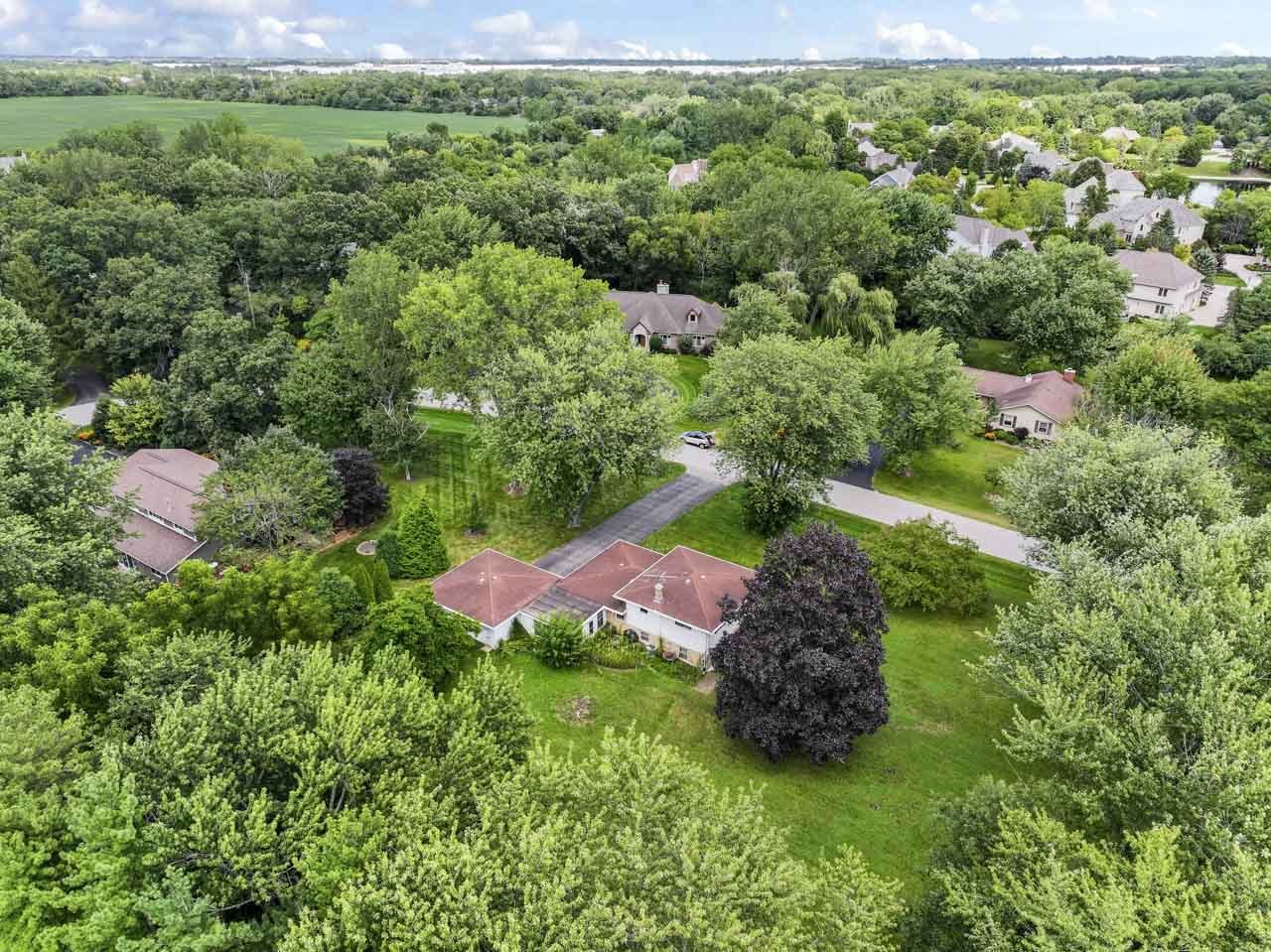 2257 Shannondale Drive, Green Oaks, IL 60048