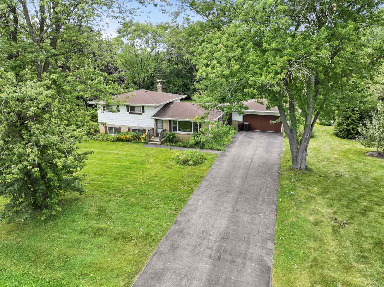 2257 Shannondale Drive, Green Oaks, IL 60048