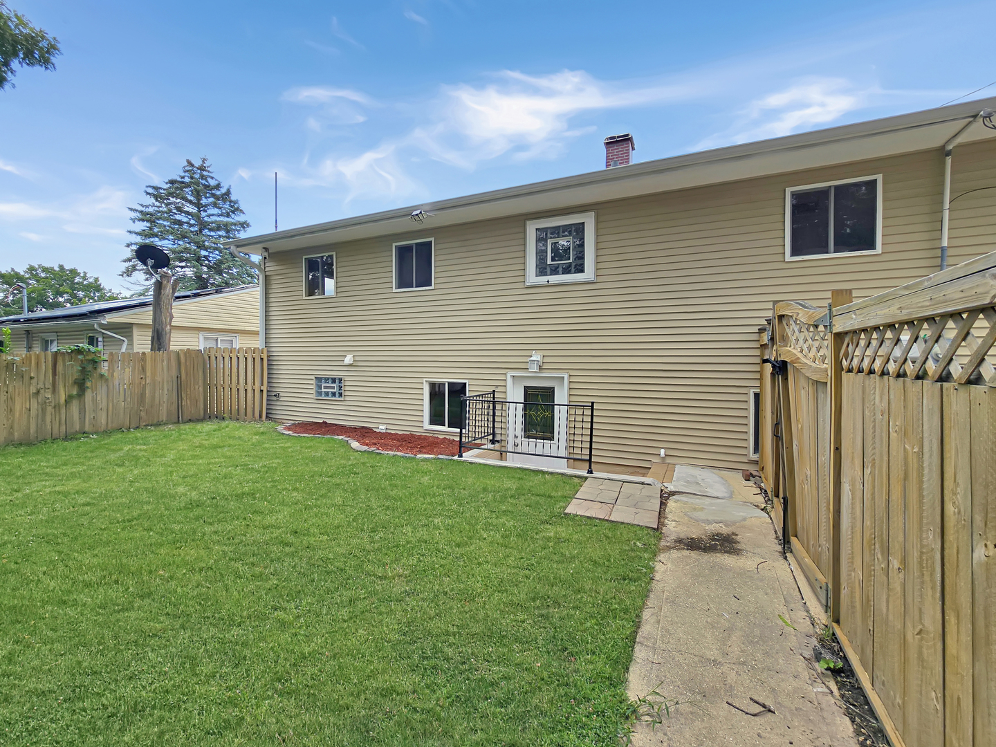 7 Cardinal Lane, Carpentersville, IL 60110