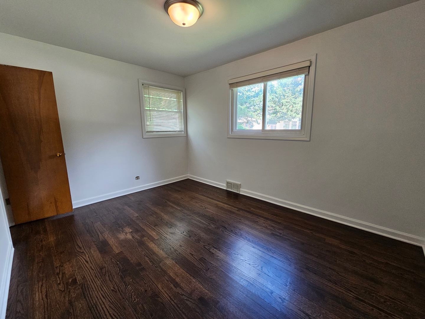 717 E Hawley Street, Mundelein, IL 60060