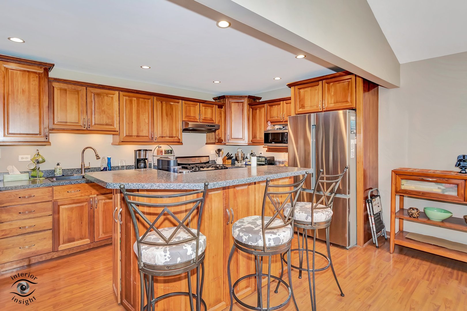 8838 Oakwood Drive, Hickory Hills, IL 60457