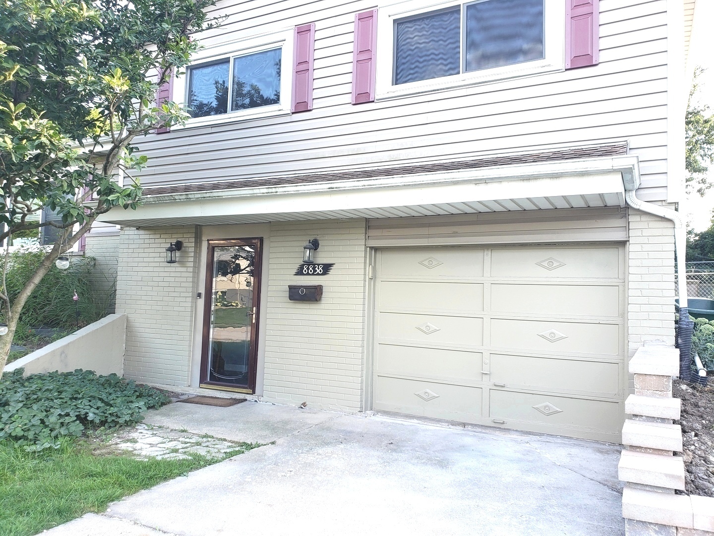 8838 Oakwood Drive, Hickory Hills, IL 60457